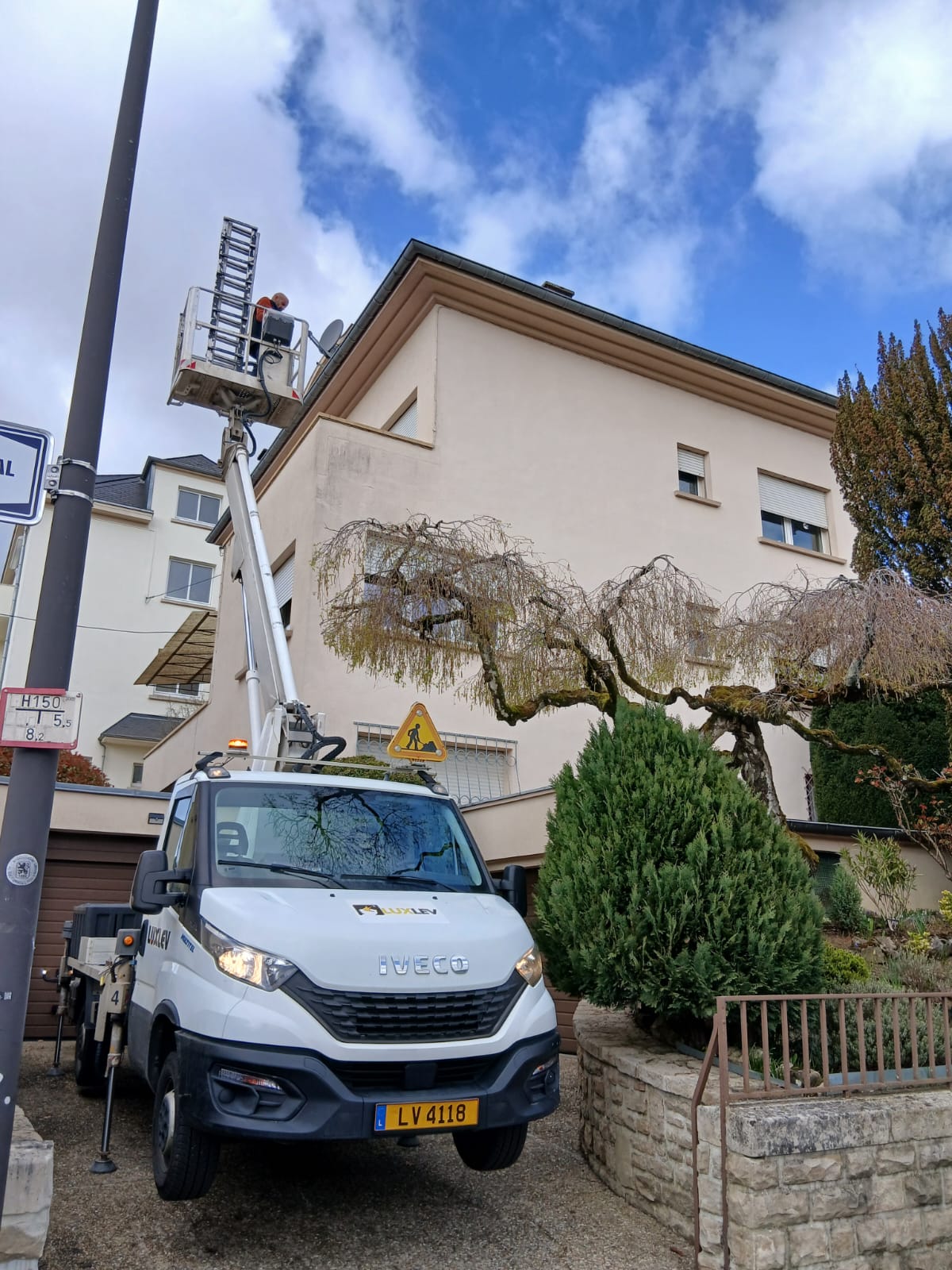 Camion Les Toitures Renov Luxembourg en intervention